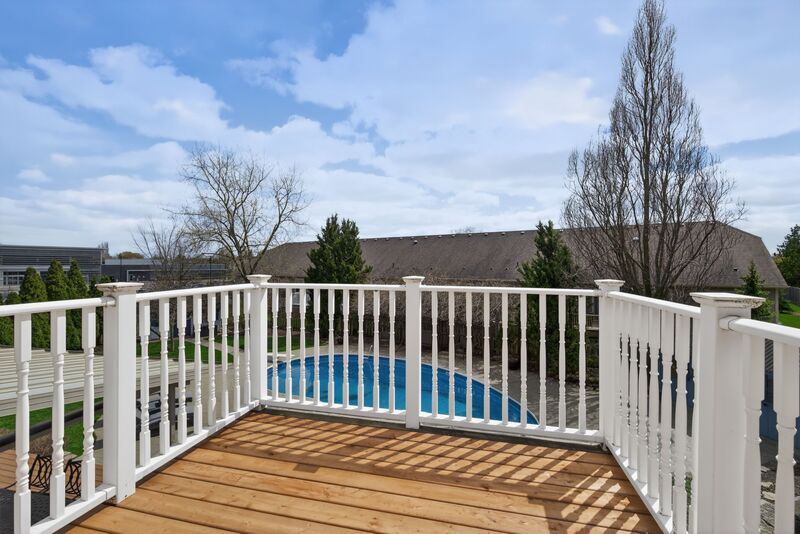 FANTASTIC FAMILY HOME WITH POOL IN SMITHVILLE!