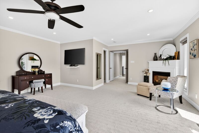 FANTASTIC FAMILY HOME WITH POOL IN SMITHVILLE!