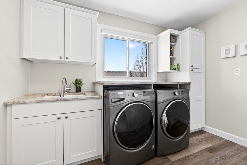 FANTASTIC FAMILY HOME WITH POOL IN SMITHVILLE!