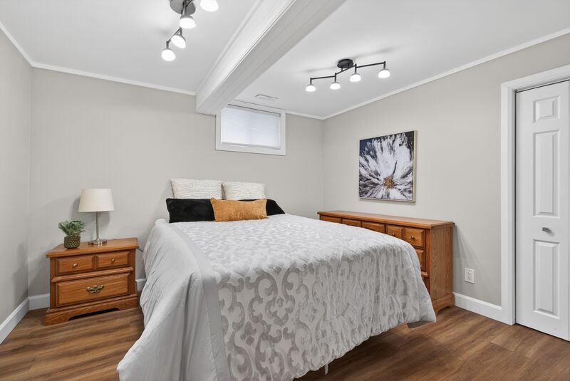 FANTASTIC FAMILY HOME WITH POOL IN SMITHVILLE!