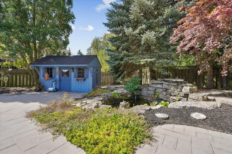 FANTASTIC FAMILY HOME WITH POOL IN SMITHVILLE!