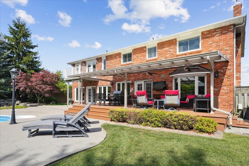 FANTASTIC FAMILY HOME WITH POOL IN SMITHVILLE!