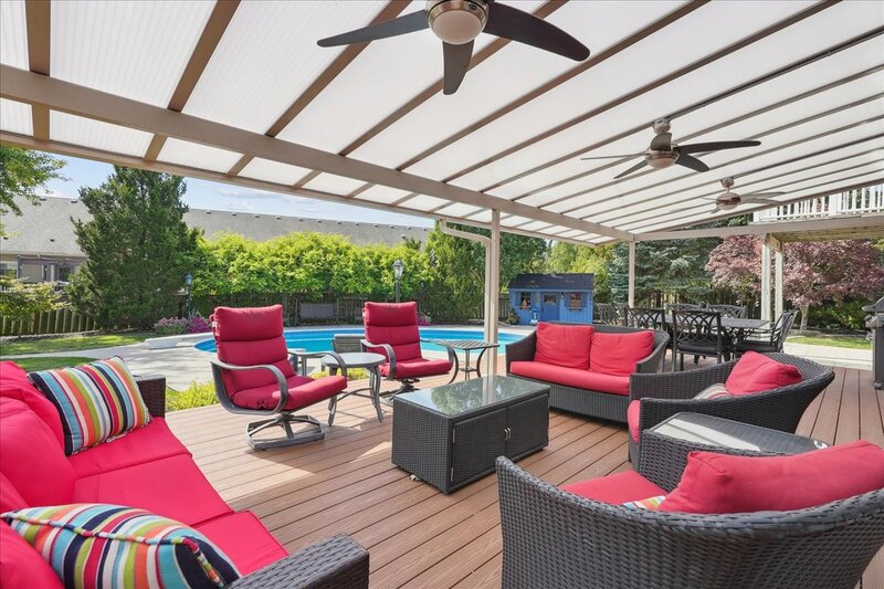 FANTASTIC FAMILY HOME WITH POOL IN SMITHVILLE!