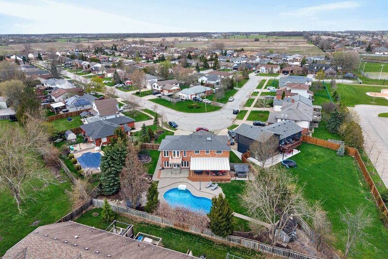 FANTASTIC FAMILY HOME WITH POOL IN SMITHVILLE!