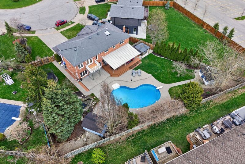 FANTASTIC FAMILY HOME WITH POOL IN SMITHVILLE!