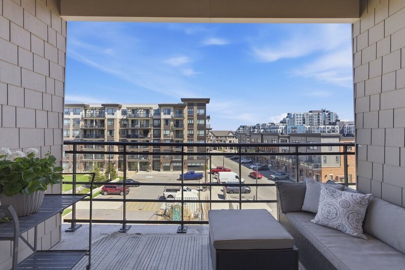 BEAUTIFUL CONDO IN THE HEART OF GRIMSBY-ON-THE-LAKE!