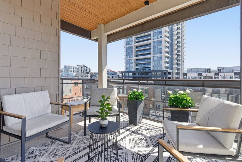 BEAUTIFUL CONDO IN THE HEART OF GRIMSBY-ON-THE-LAKE!