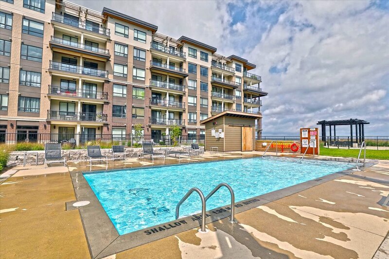 BEAUTIFUL CONDO IN THE HEART OF GRIMSBY-ON-THE-LAKE!