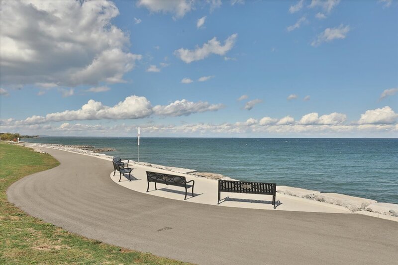 BEAUTIFUL CONDO IN THE HEART OF GRIMSBY-ON-THE-LAKE!
