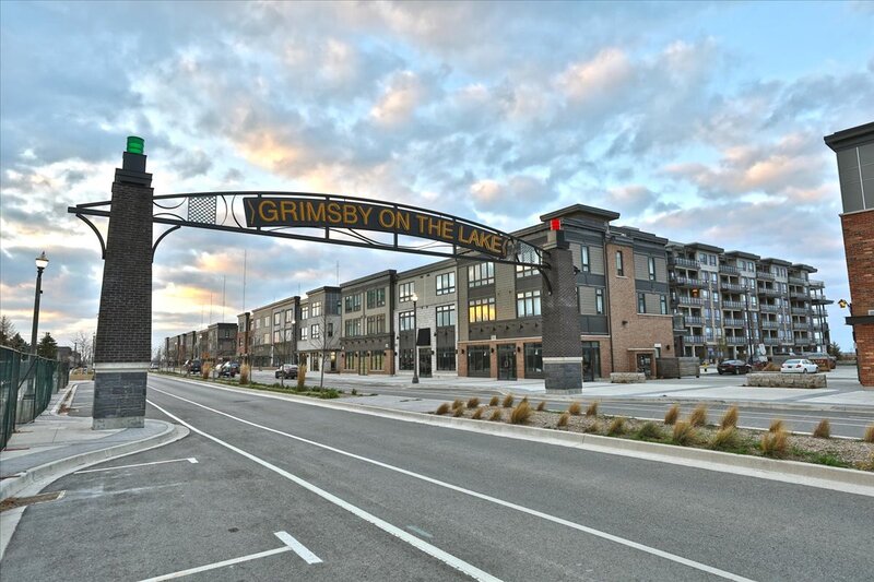 BEAUTIFUL CONDO IN THE HEART OF GRIMSBY-ON-THE-LAKE!