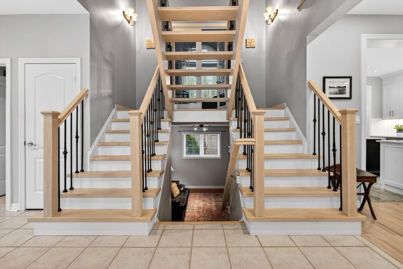 STUNNINGLY LARGE FAMILY HOME IN BURLINGTON!