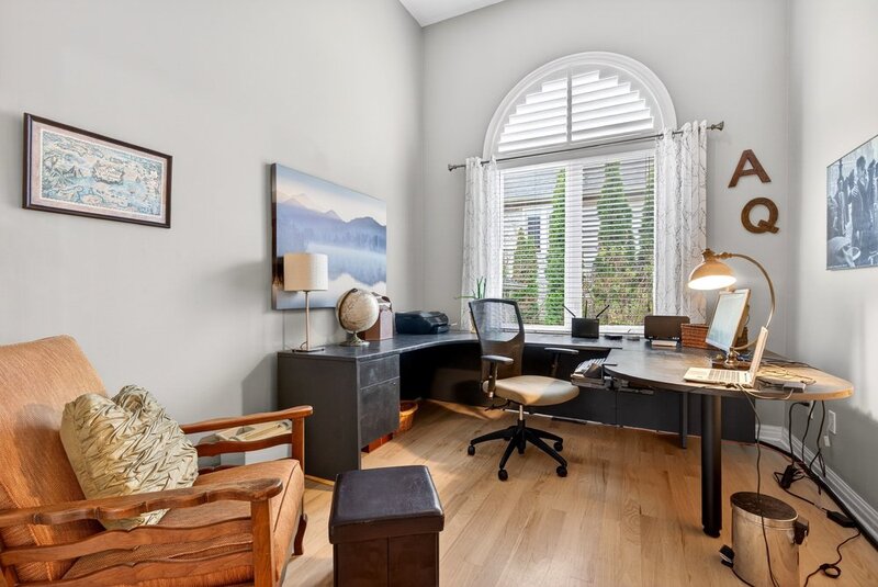 STUNNINGLY LARGE FAMILY HOME IN BURLINGTON!