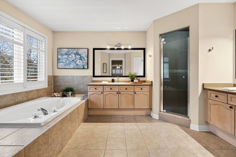 STUNNINGLY LARGE FAMILY HOME IN BURLINGTON!