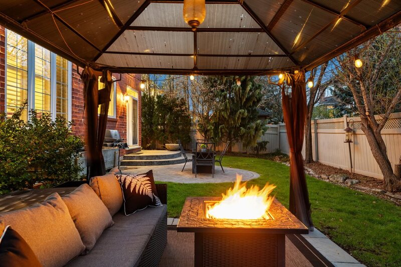 STUNNINGLY LARGE FAMILY HOME IN BURLINGTON!