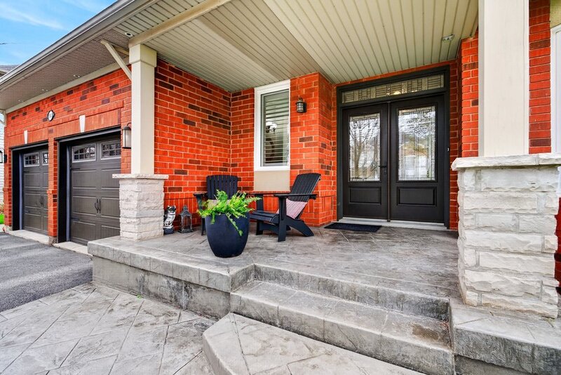 STUNNINGLY LARGE FAMILY HOME IN BURLINGTON!