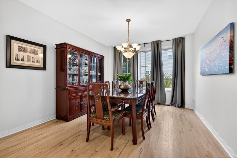 STUNNINGLY LARGE FAMILY HOME IN BURLINGTON!