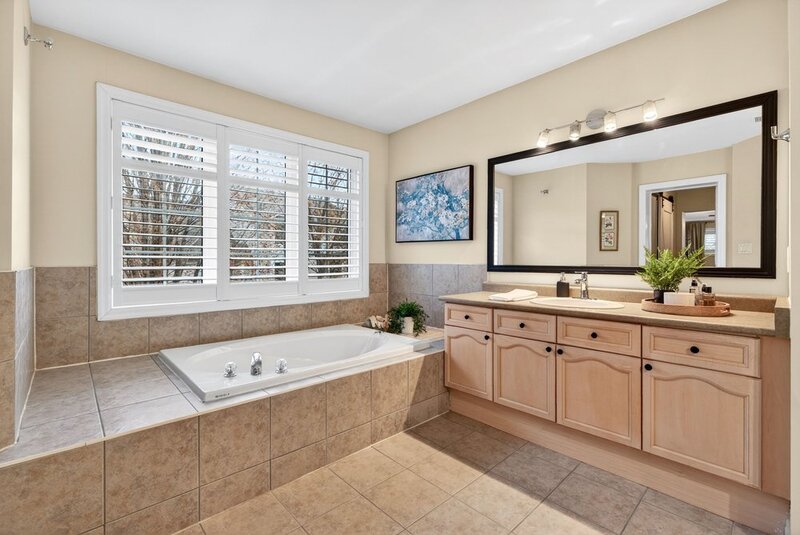 STUNNINGLY LARGE FAMILY HOME IN BURLINGTON!