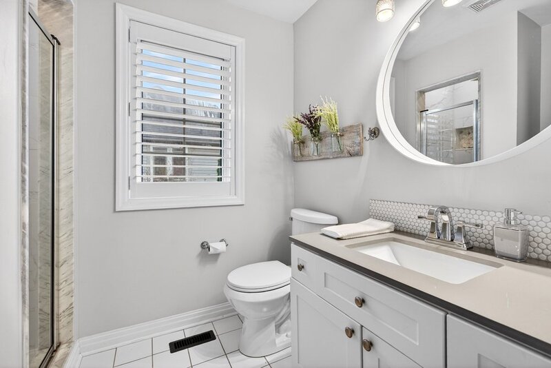 STUNNINGLY LARGE FAMILY HOME IN BURLINGTON!