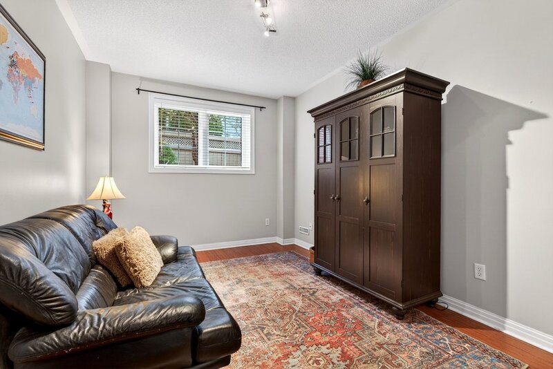 STUNNINGLY LARGE FAMILY HOME IN BURLINGTON!