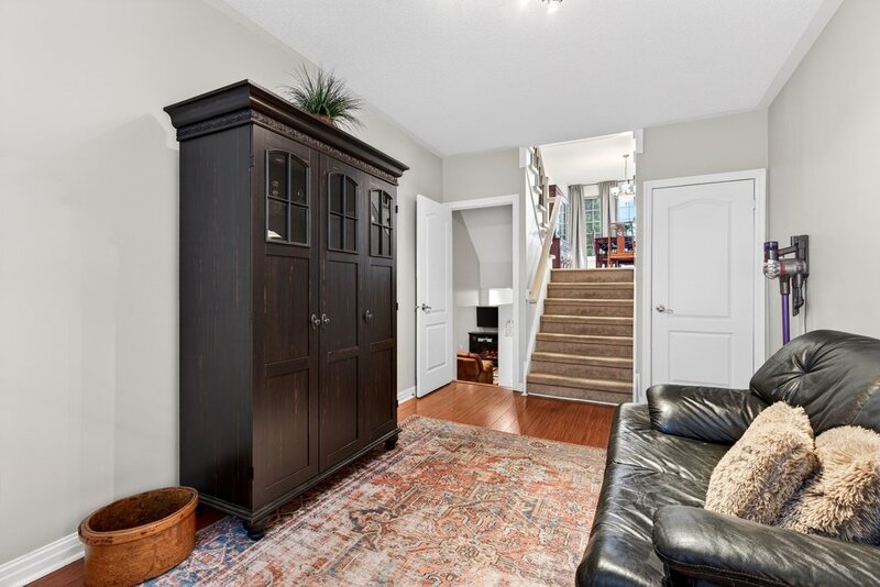 STUNNINGLY LARGE FAMILY HOME IN BURLINGTON!