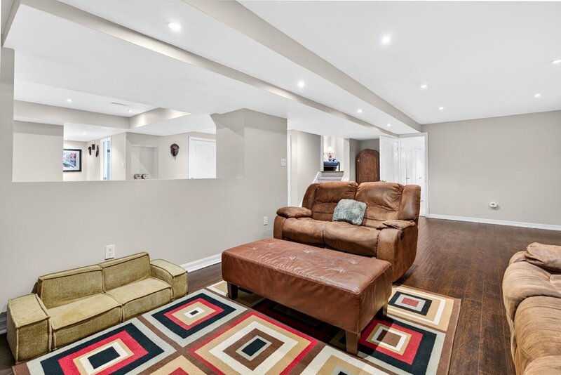 STUNNINGLY LARGE FAMILY HOME IN BURLINGTON!