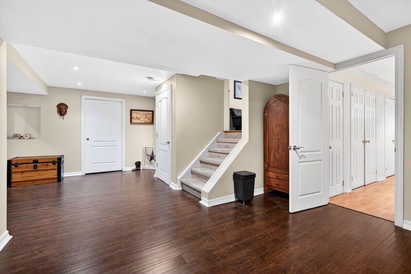 STUNNINGLY LARGE FAMILY HOME IN BURLINGTON!