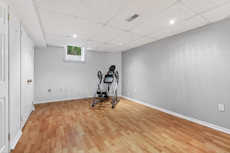 STUNNINGLY LARGE FAMILY HOME IN BURLINGTON!