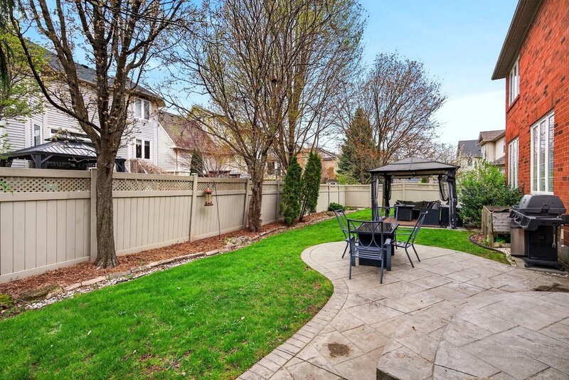 STUNNINGLY LARGE FAMILY HOME IN BURLINGTON!