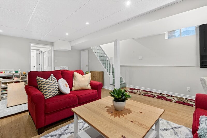 GREAT SEMI DETACHED FAMILY HOME IN BURLINGTON!