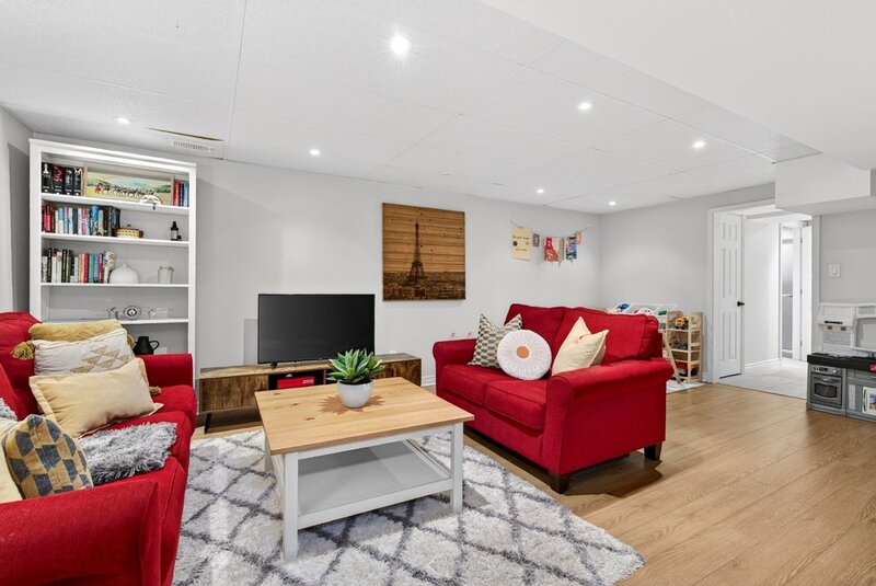 GREAT SEMI DETACHED FAMILY HOME IN BURLINGTON!