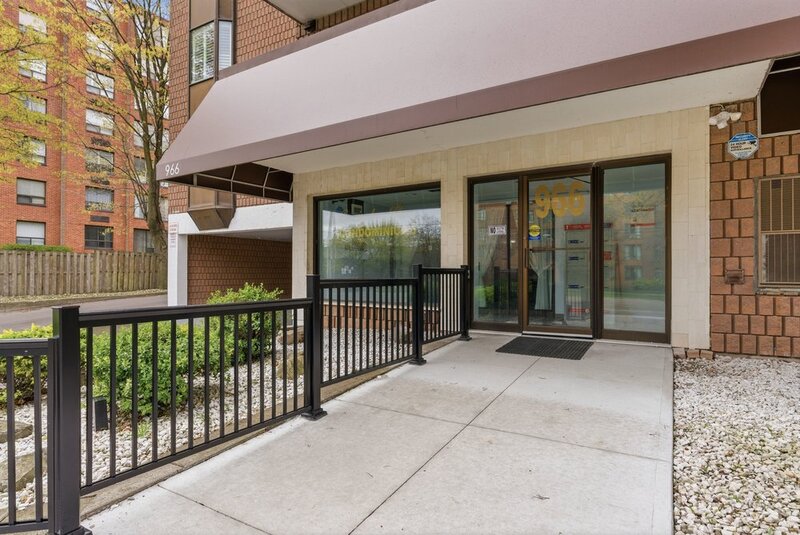 FANTASTIC LOCATION IN THIS STONEY CREEK CONDO APARTMENT!