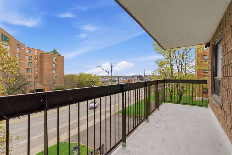 FANTASTIC LOCATION IN THIS STONEY CREEK CONDO APARTMENT!