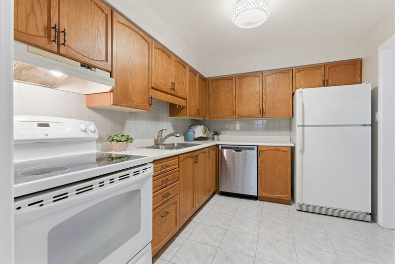 FANTASTIC LOCATION IN THIS STONEY CREEK CONDO APARTMENT!