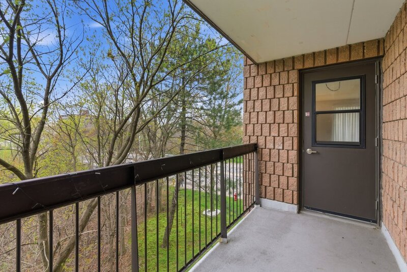 FANTASTIC LOCATION IN THIS STONEY CREEK CONDO APARTMENT!
