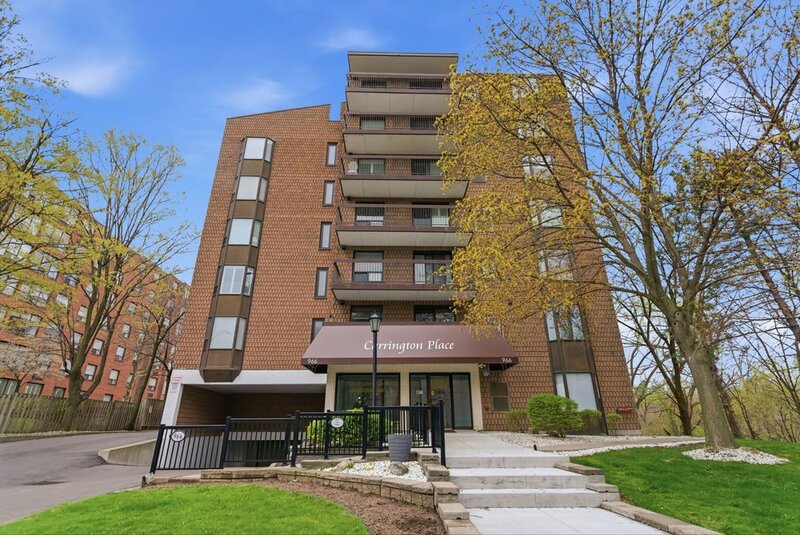 FANTASTIC LOCATION IN THIS STONEY CREEK CONDO APARTMENT!