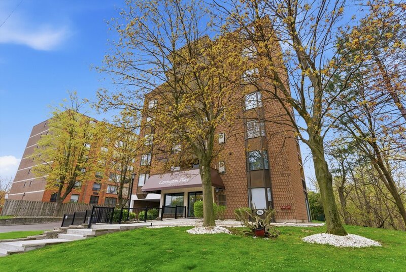 FANTASTIC LOCATION IN THIS STONEY CREEK CONDO APARTMENT!