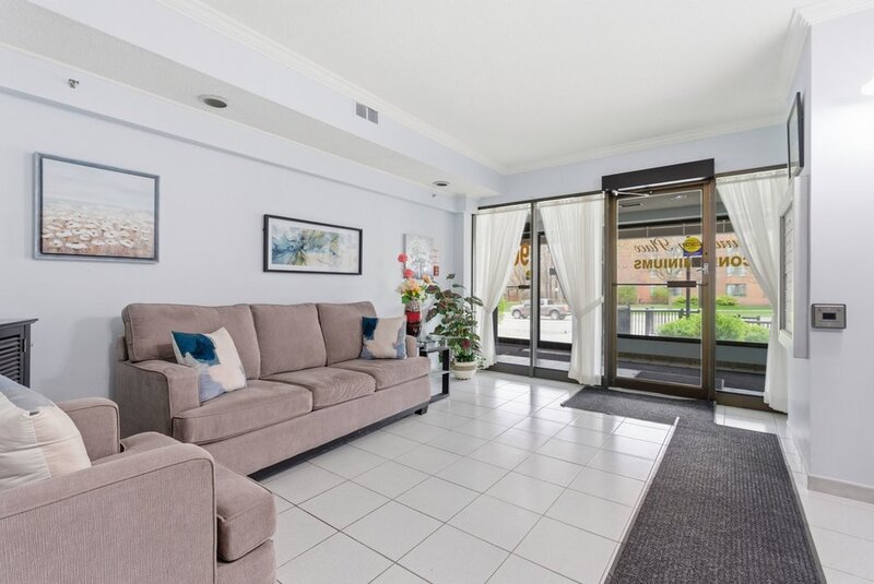 FANTASTIC LOCATION IN THIS STONEY CREEK CONDO APARTMENT!