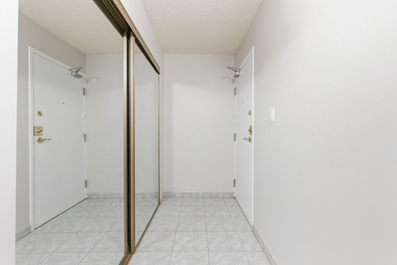 FANTASTIC LOCATION IN THIS STONEY CREEK CONDO APARTMENT!