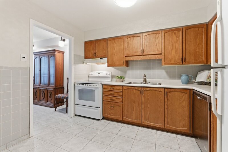 FANTASTIC LOCATION IN THIS STONEY CREEK CONDO APARTMENT!