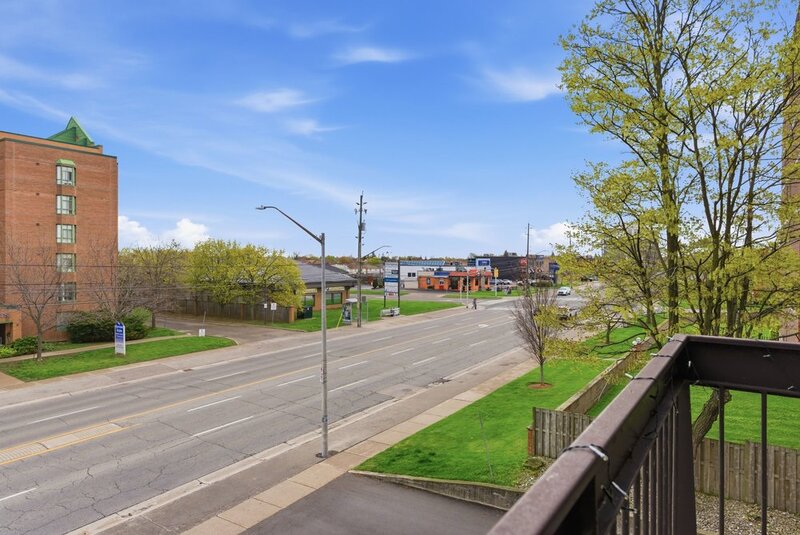 FANTASTIC LOCATION IN THIS STONEY CREEK CONDO APARTMENT!
