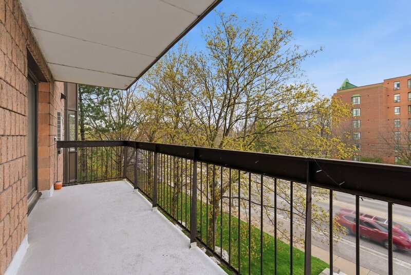 FANTASTIC LOCATION IN THIS STONEY CREEK CONDO APARTMENT!