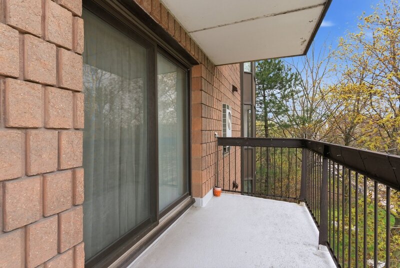 FANTASTIC LOCATION IN THIS STONEY CREEK CONDO APARTMENT!