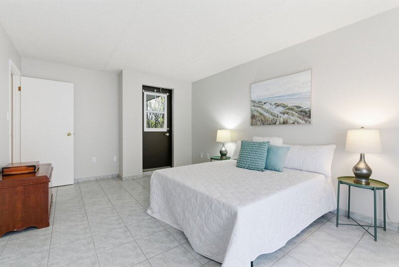 FANTASTIC LOCATION IN THIS STONEY CREEK CONDO APARTMENT!