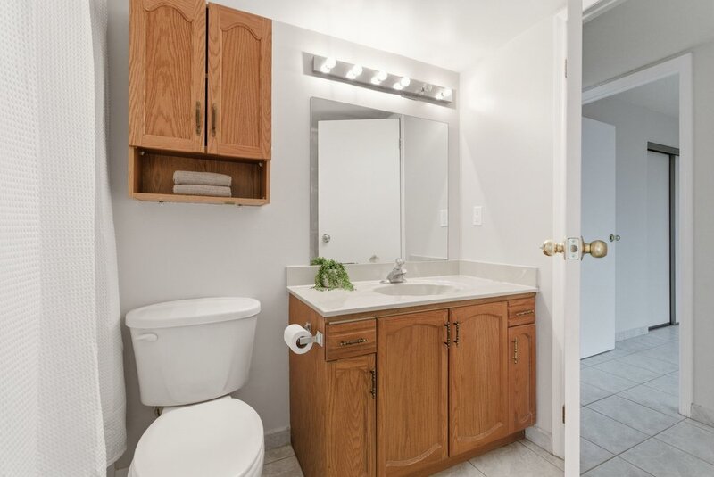 FANTASTIC LOCATION IN THIS STONEY CREEK CONDO APARTMENT!