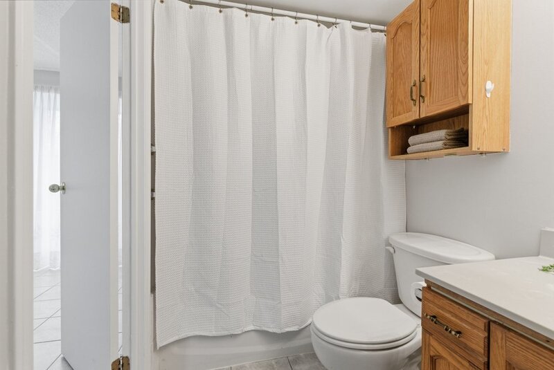 FANTASTIC LOCATION IN THIS STONEY CREEK CONDO APARTMENT!