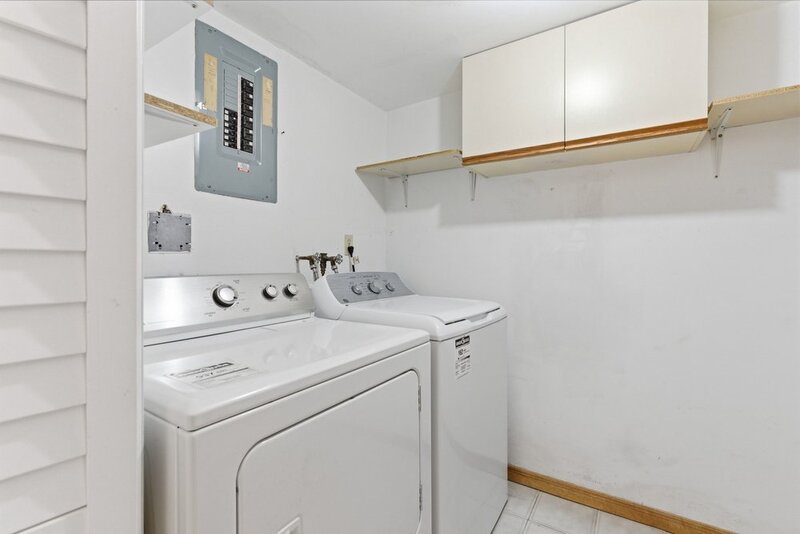 FANTASTIC LOCATION IN THIS STONEY CREEK CONDO APARTMENT!
