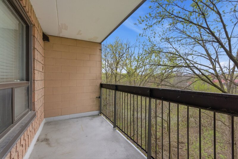 FANTASTIC LOCATION IN THIS STONEY CREEK CONDO APARTMENT!