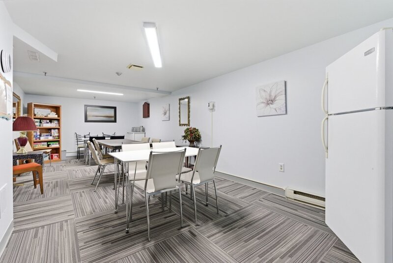 FANTASTIC LOCATION IN THIS STONEY CREEK CONDO APARTMENT!