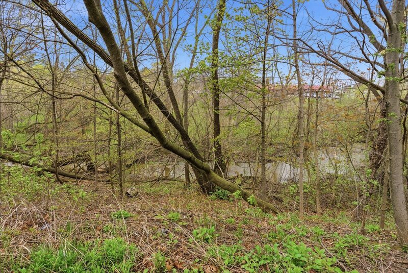 FANTASTIC LOCATION IN THIS STONEY CREEK CONDO APARTMENT!