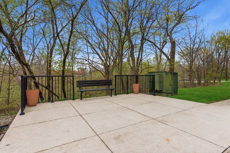 FANTASTIC LOCATION IN THIS STONEY CREEK CONDO APARTMENT!